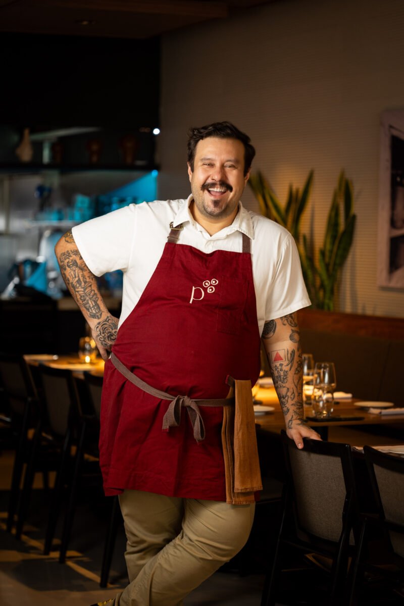 Chef Caio Soter, fundador do Pacato, no salão do restaurante, em Belo Horizonte.