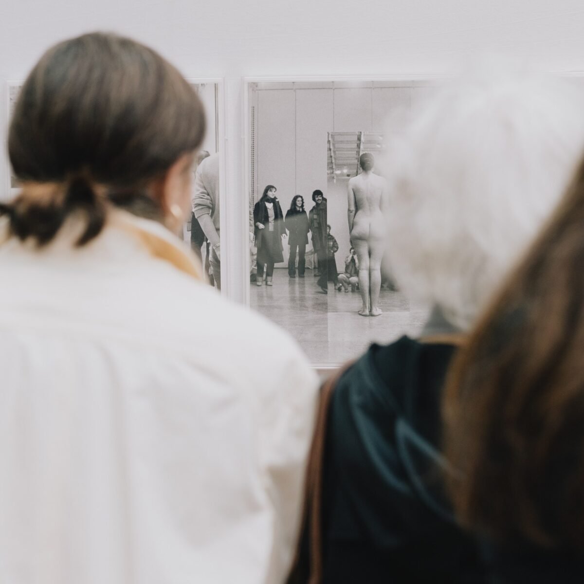 Visitantes observam fotografia em preto e branco na Paris Photo 2025, no Grand Palais