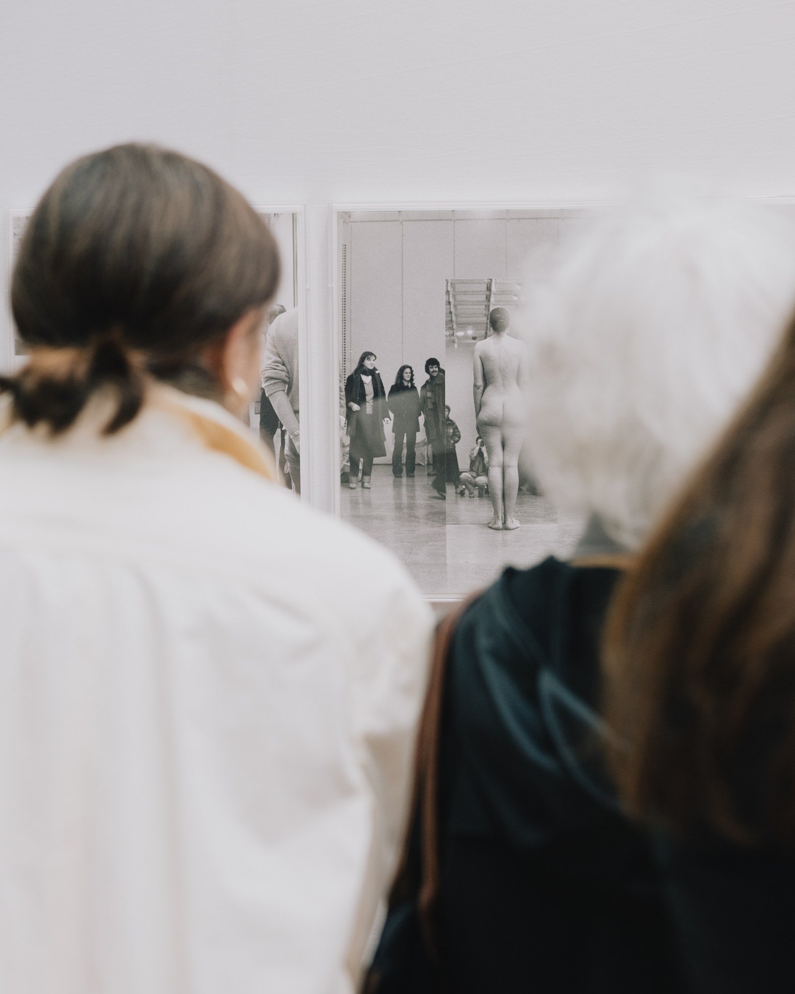 Visitantes observam fotografia em preto e branco na Paris Photo 2025, no Grand Palais