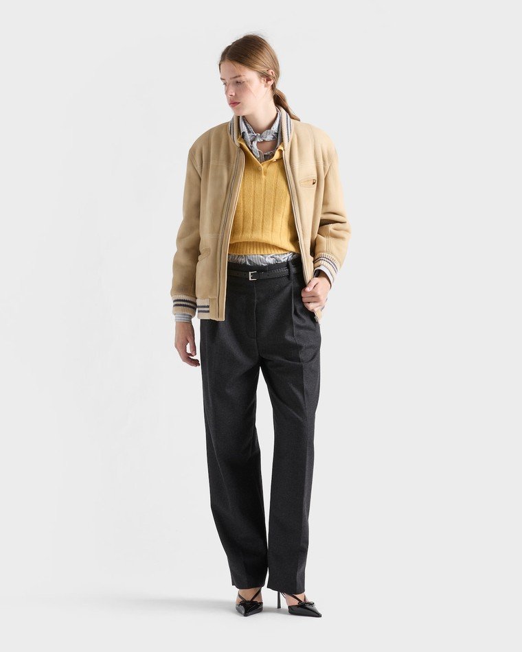 Modelo usa malha e peças de alfaiataria da seleção Prada Re-Cashmere e Re-Wool.