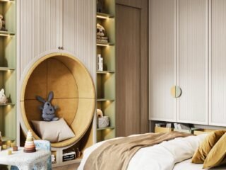 Quarto infantil com nicho de leitura oval estofado em mostarda, estantes iluminadas em verde-claro, armários ripados e cama com manta