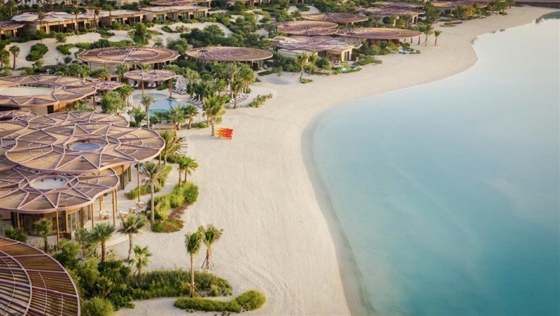 Vista aérea do resort Raffles The Red Sea junto à praia e à lagoa na ilha de Shura