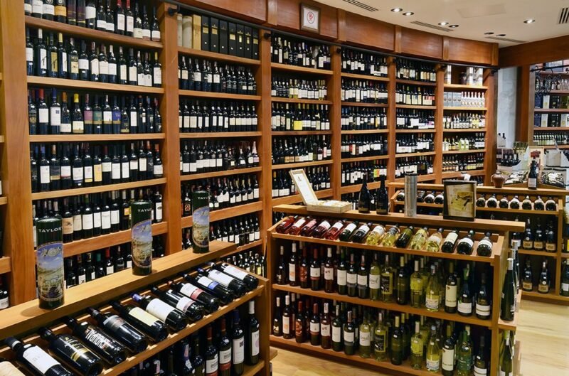 Adega do Rancho Português com prateleiras de vinhos