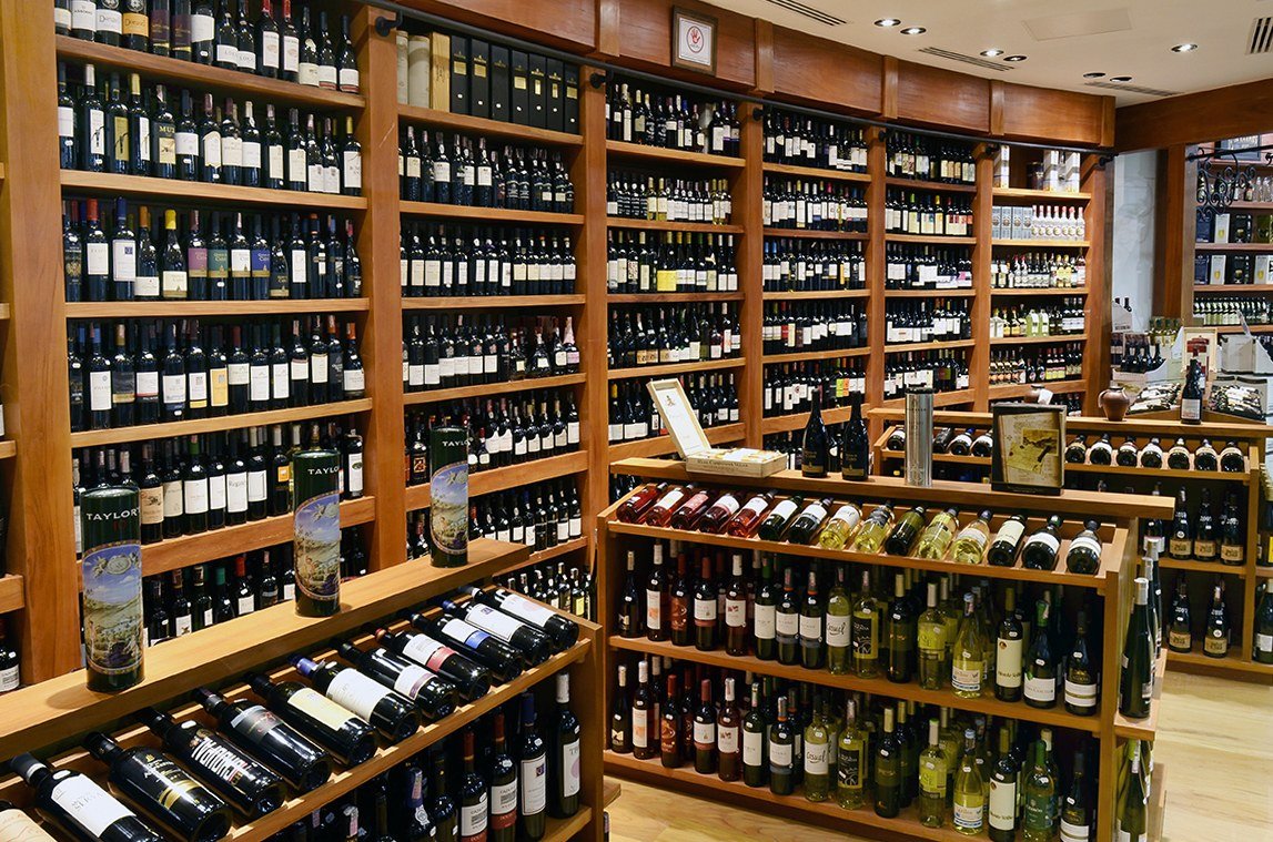 Adega do Rancho Português com prateleiras de vinhos