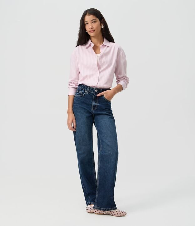 Modelo veste calça reta em jeans premium de cintura alta da Renner com camisa listrada rosa