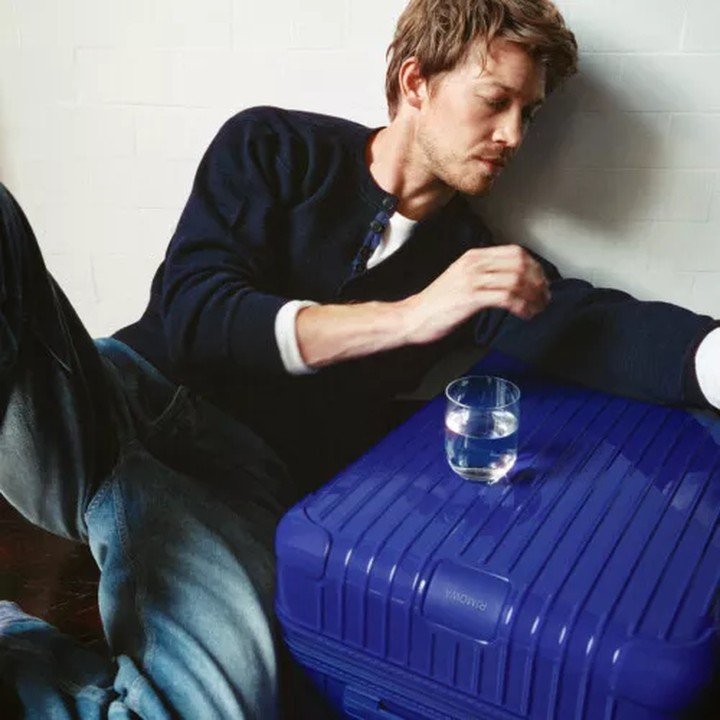 RIMOWA estreia Umber e Ultramarine em malas e bolsas