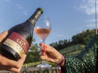 Taça e garrafa de espumante Salton Intensità ao pôr do sol