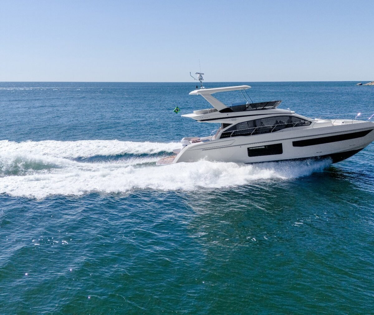 Iate Azimut Fly 58 navegando em alto-mar