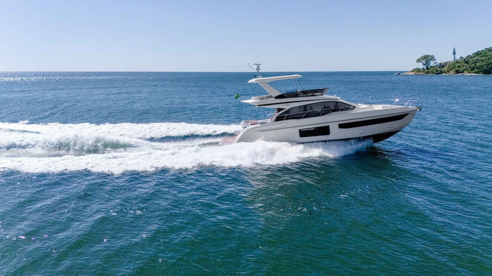 Iate Azimut Fly 58 navegando em alto-mar