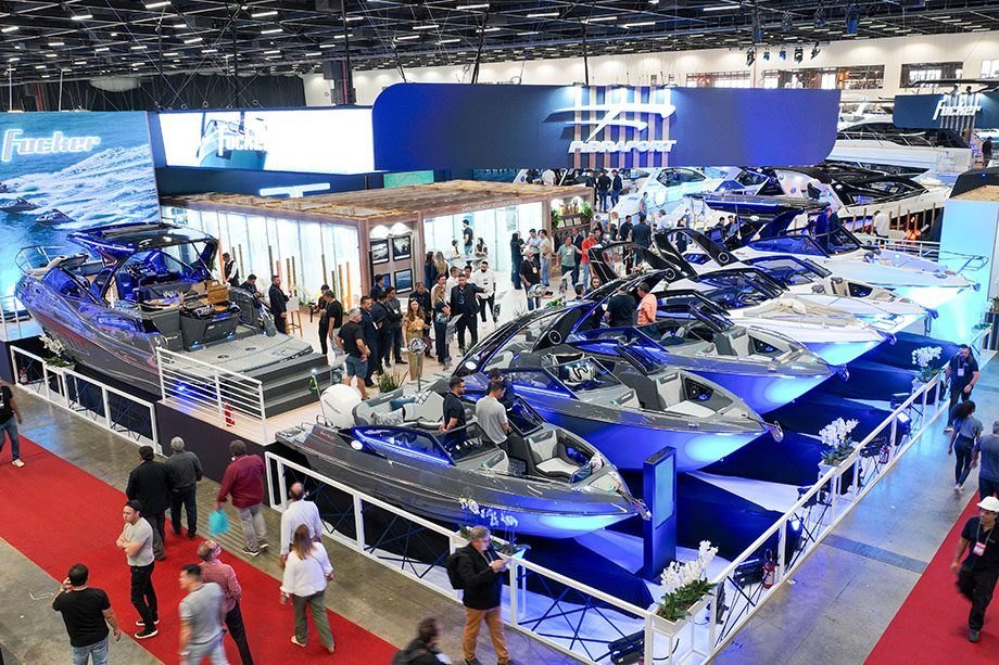 Estande com lanchas no São Paulo Boat Show 2026