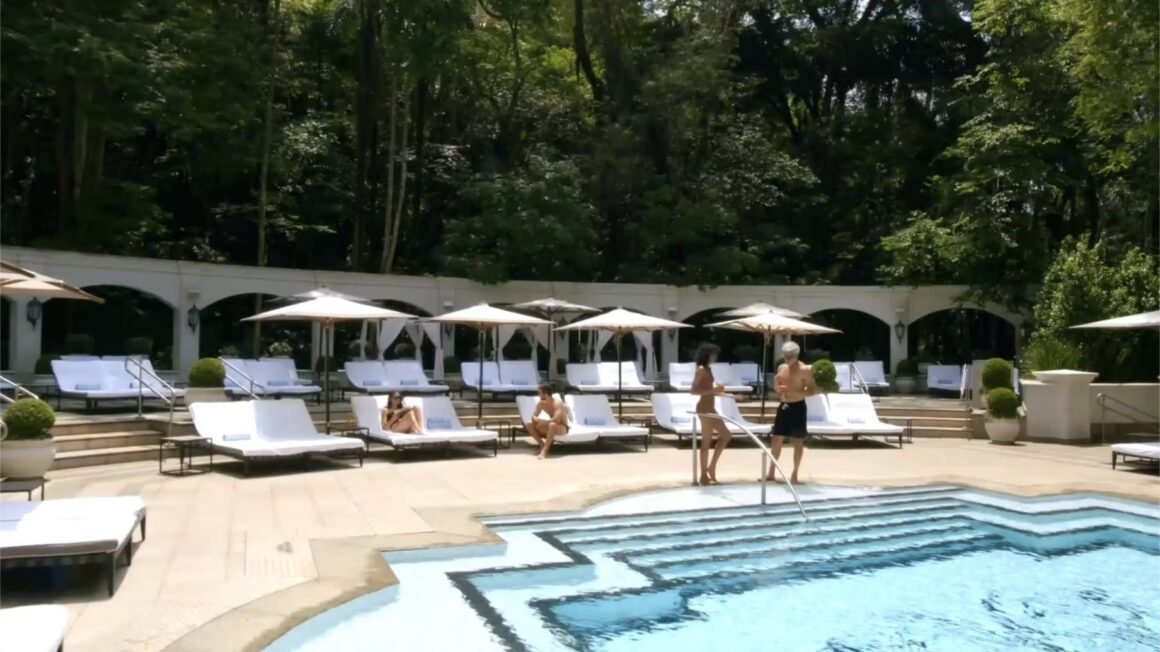 Piscina do Palácio Tangará, cercada pela mata do Parque Burle Marx, em São Paulo