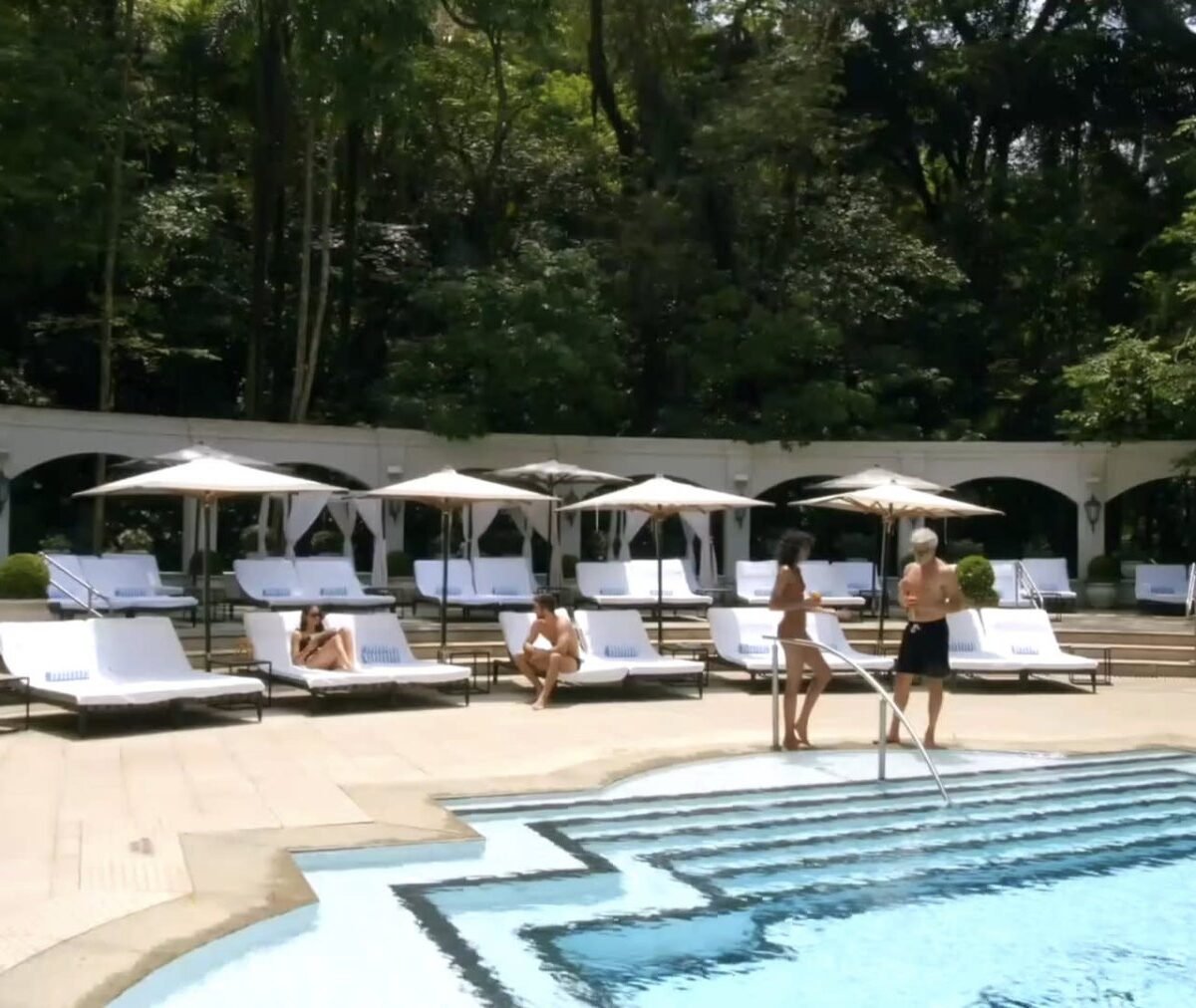 Piscina do Palácio Tangará, cercada pela mata do Parque Burle Marx, em São Paulo