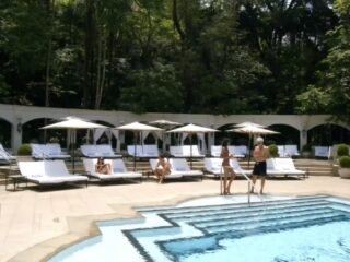 Piscina do Palácio Tangará, cercada pela mata do Parque Burle Marx, em São Paulo