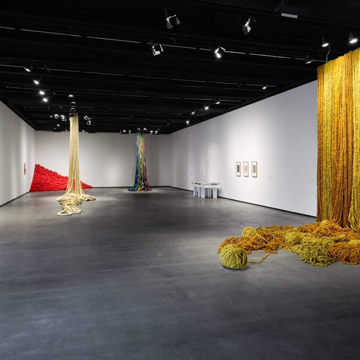 Instalações têxteis de Sheila Hicks na exposição O que que é isso?, no Instituto Tomie Ohtake