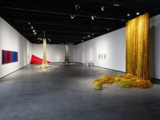 Instalações têxteis de Sheila Hicks na exposição O que que é isso?, no Instituto Tomie Ohtake