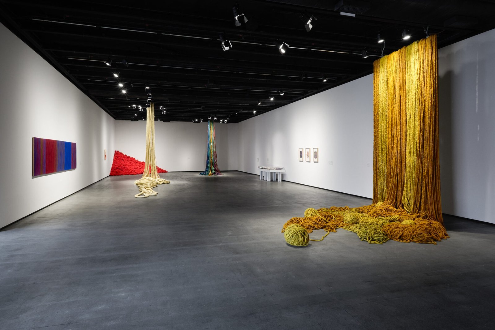 Instalações têxteis de Sheila Hicks na exposição O que que é isso?, no Instituto Tomie Ohtake