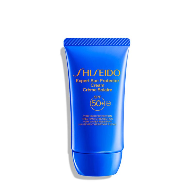 Bisnaga azul do protetor solar Shiseido Expert Sun Protector Cream FPS 50+ sobre fundo branco