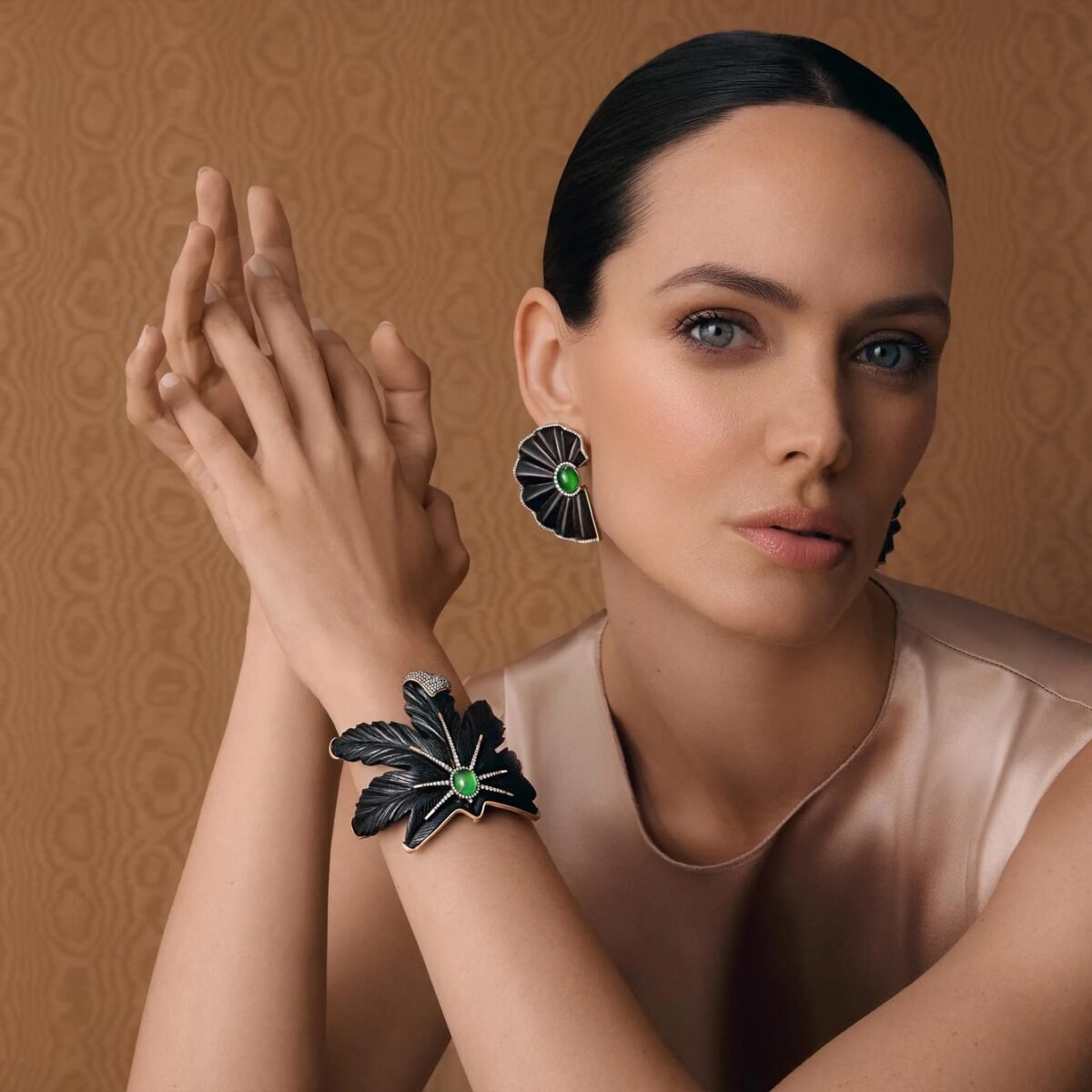 Modelo usa brinco e bracelete em madeira entalhada com jadeíta verde, da coleção de Silvia Furmanovich para a Asprey