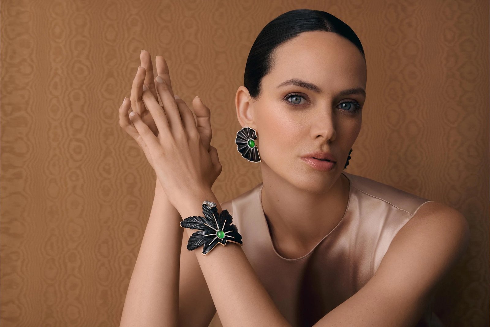 Modelo usa brinco e bracelete em madeira entalhada com jadeíta verde, da coleção de Silvia Furmanovich para a Asprey