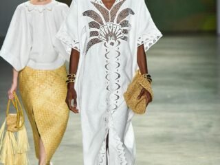 Modelo desfila com vestido longo de linho branco com bordado vazado e bolsa de palha, da Catarina Mina, no SPFW N61