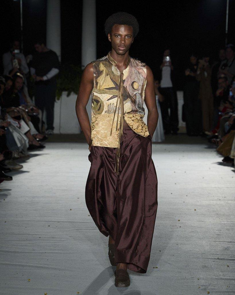 Modelo desfila com colete bordado em tons terrosos e calça ampla de seda marrom, de João Pimenta, no SPFW N61