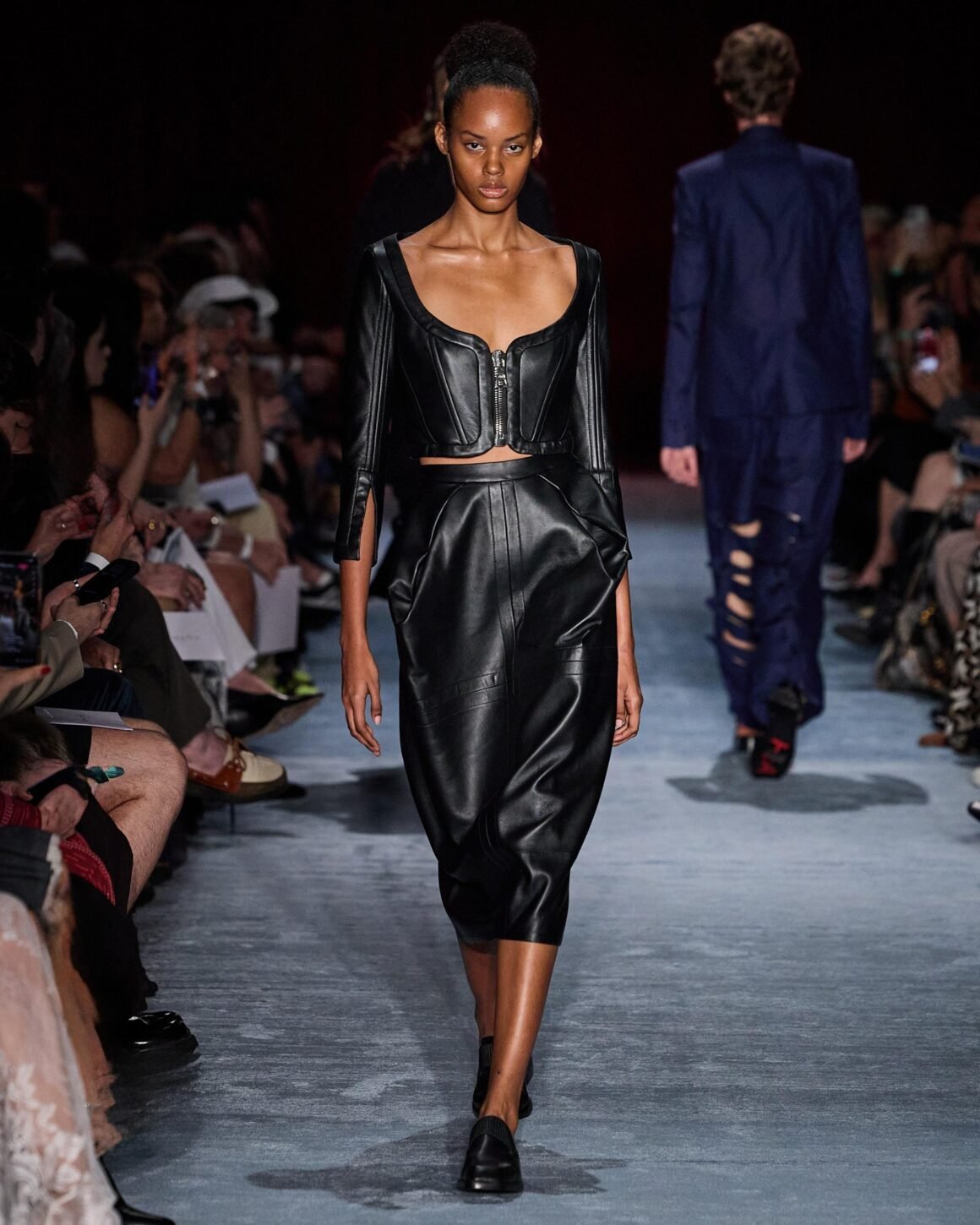 Modelo desfila com corset cropped e saia midi de couro preto, de Herchcovitch;Alexandre, no SPFW N61