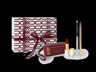 Victoria Beckham Beauty reúne quatro peças em kit de batom vermelho