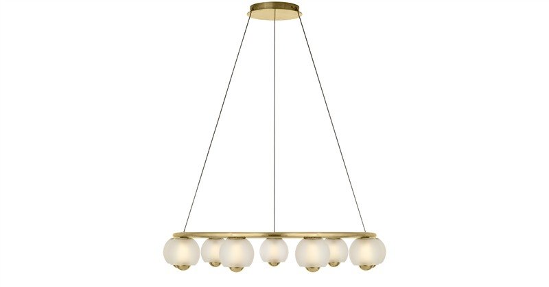 Lustre circular dourado com globos brancos da linha Boule, de Verena Brausch.