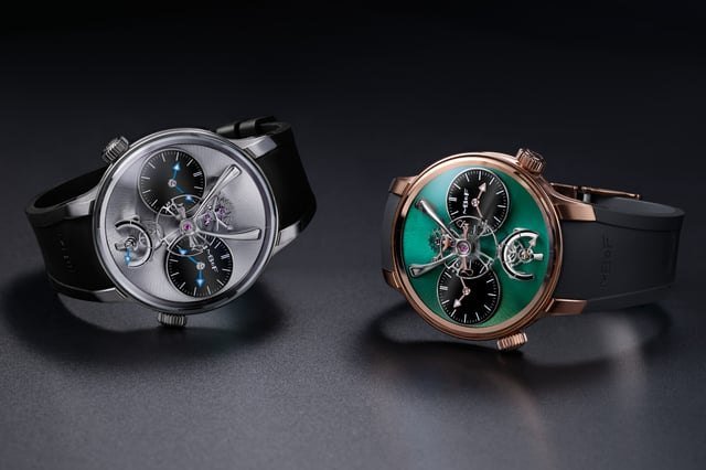 Duas versões da MB&F Legacy Machine N°1 EVO, uma em titânio com mostrador cinza e outra em ouro rosa com mostrador verde